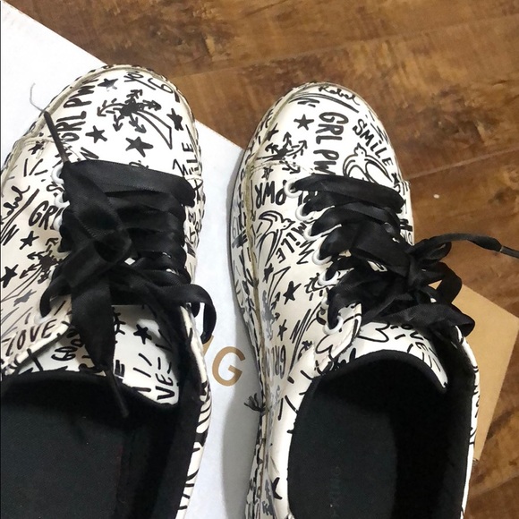 White trending shoes - Picture 3 of 3